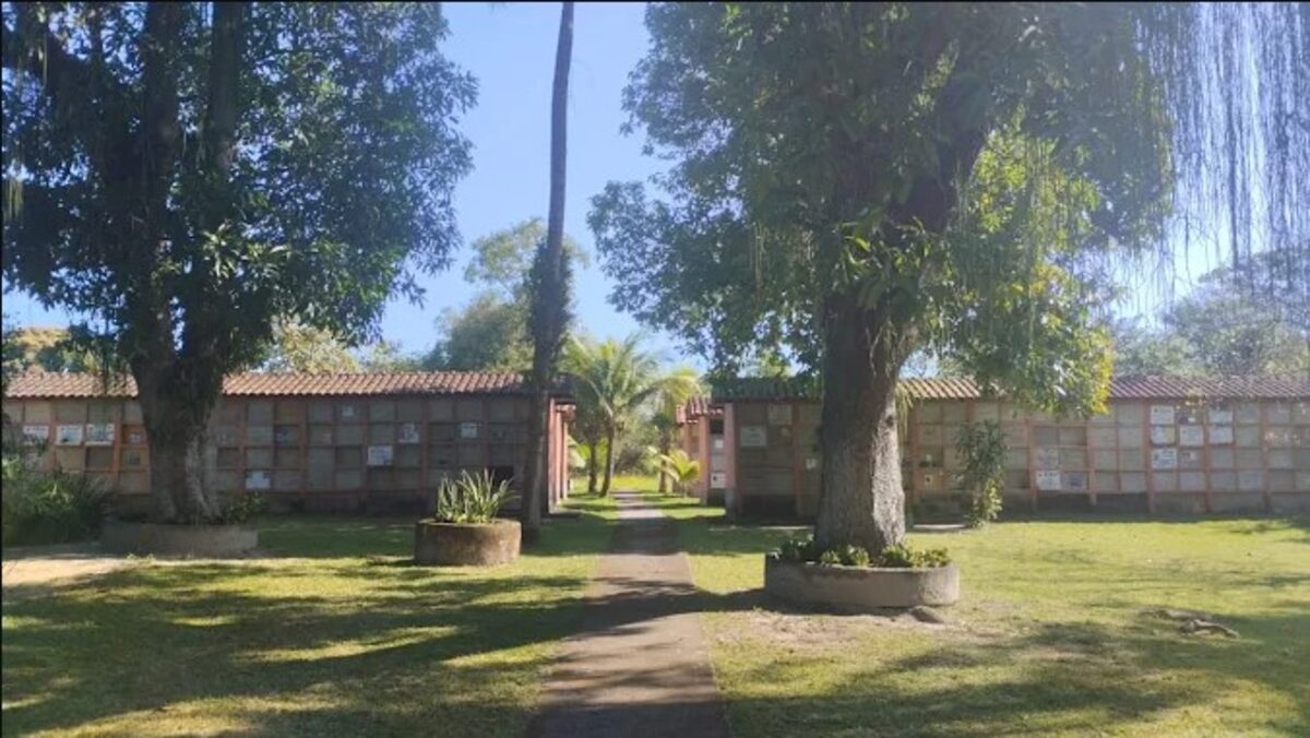 Caminho entre os jazigos do cemitério