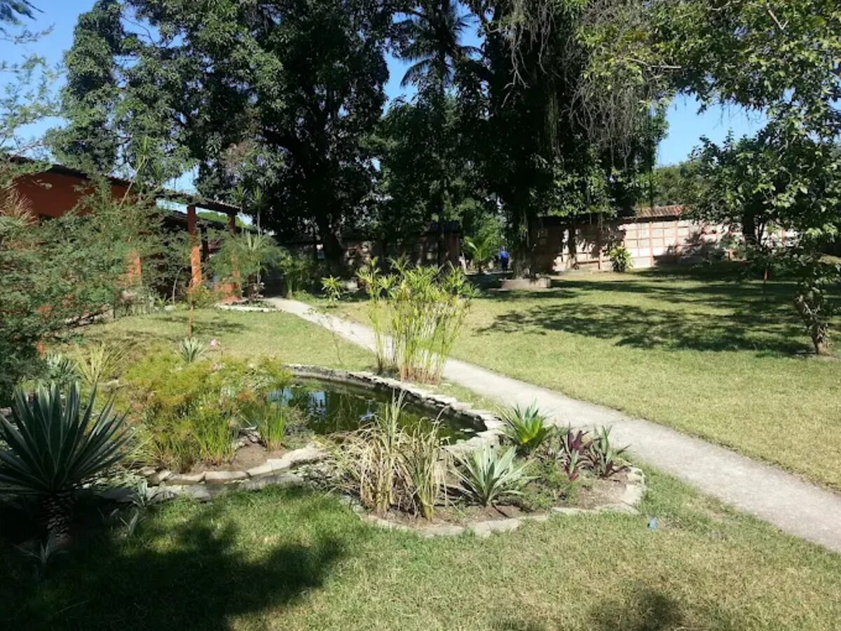 Caminho entre jardins do Recanto dos Amigos